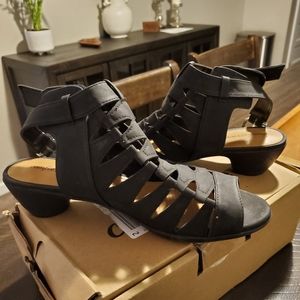 Womens black comfortview shoes.